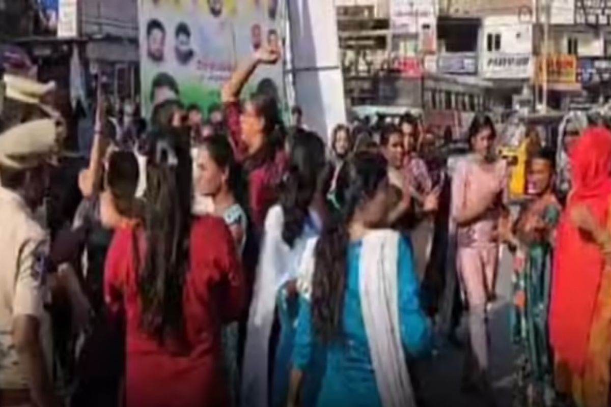 Hyderabad:పెట్రోల్ పోసుకుని నిప్పంటించుకున్న హిజ్రాలు