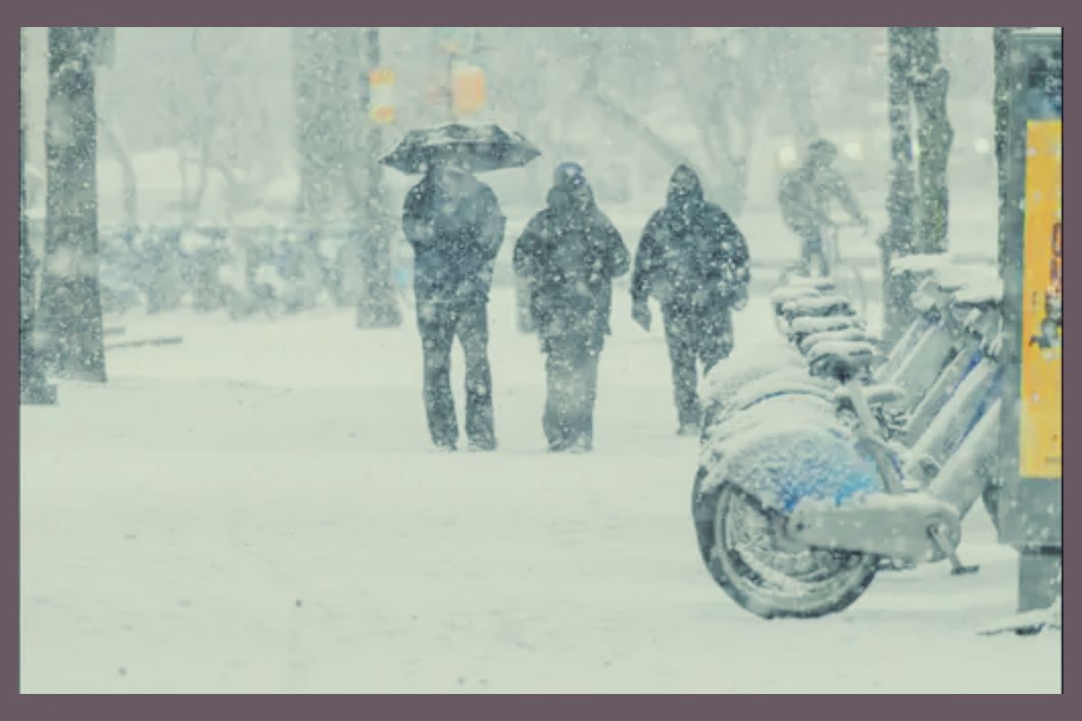 US Winter Storm: అమెరికాలో మంచు తుపాను తిప్పలు . . 10 వేలకుపైగా విమానాలు రద్దు, లక్షలాది మంది చీకటిలో