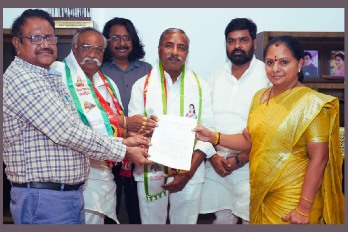 తెలంగాణ మున్సిపల్ ఎన్నికల్లో కల్వకుంట్ల కవిత మద్దతుదారులు బోణి కొట్టారు. జోగులాంబ గద్వాల జిల్లా వడ్డేపల్లి మున్సిపాలిటీలోని 10 వార్డుల్లో 8 వార్డులను ఆల్ ఇండియా ఫార్వర్డ్ బ్లాక్ (కవిత మద్దతుదారులు) కైవసం చేసుకుంది. ఈ విజయం ఆమె రాజకీయ పునరేకీకరణకు తొలి మెట్టుగా రాజకీయ వర్గాలు భావిస్తున్నాయి.