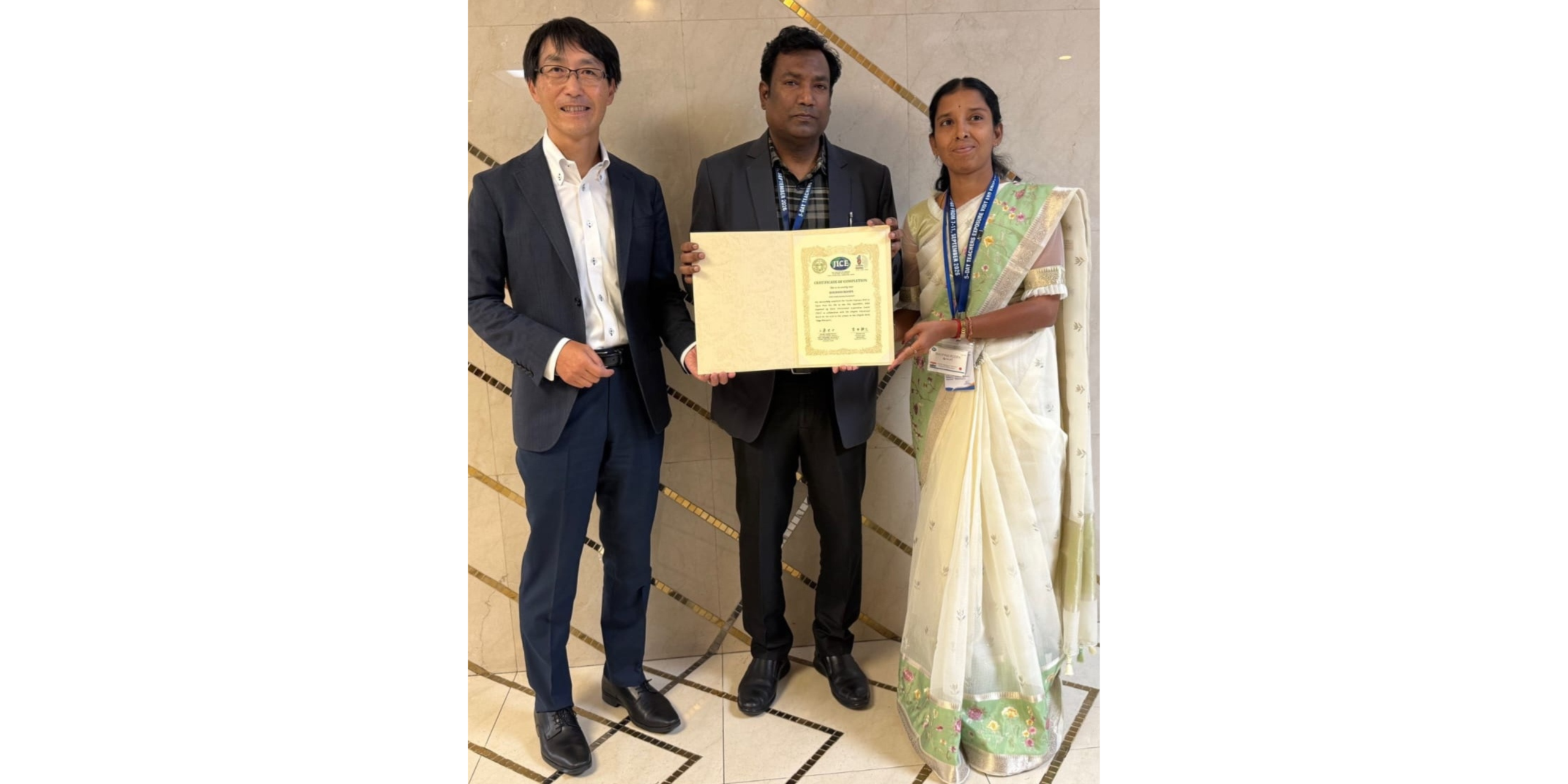 JICE ED అకావో తకాశి, తెలంగాణ పాఠశాలల డైరెక్టర్Dr. E నవీన్ నికోలెస్ చే ప్రశంసా పత్రాన్ని అందుకున్నా కర్ని ఫిజికల్ డైరెక్టర్ B.రూప